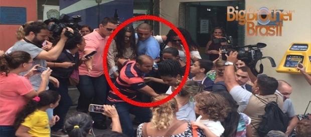 Saída de Emilly da delegacia é marcada por gritos bizarros de ''Volta com o Marcos'' Saída de Emilly da delegacia é marcada por gritos bizarros de ''Volta com o Marcos''