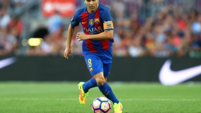 Iniesta reprend l'entraînement avec le Barça - francetvinfo.fr