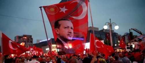 Elezioni democratiche eleggono Erdogan capo massimo e indiscusso.