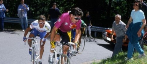 Gianni Bugno con la classica maglia ciclamino