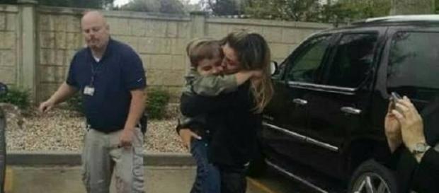 Após seis meses sem notícia do filho, imagem mostra reencontro nos Estados Unidos Após seis meses sem notícia do filho, imagem mostra reencontro nos Estados Unidos
