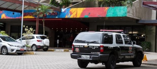 Casal e encontrado morto em hotel, suspeita de suicidio Casal e encontrado morto em hotel, suspeita de suicidio