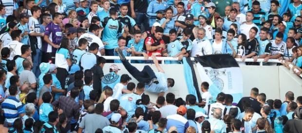 El momento en el que el hincha de Belgrano es arrojado al vacío El momento en el que el hincha de Belgrano es arrojado al vacío