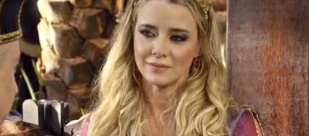 Sammu-Ramat passa a ser ameaçada pelo pai na novela (Foto: Reprodução/Record TV) Sammu-Ramat passa a ser ameaçada pelo pai na novela (Foto: Reprodução/Record TV)