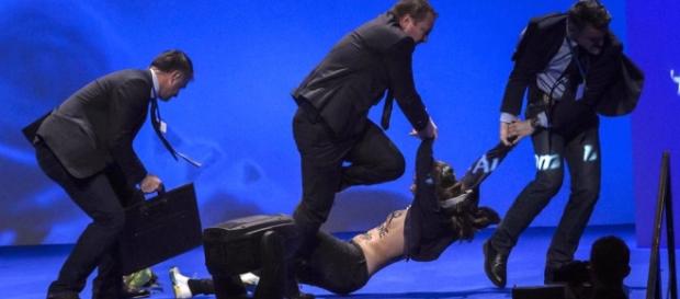 Scontri al comizio di Marine Le Pen: una Femen fa irruzione sul palco Scontri al comizio di Marine Le Pen: una Femen fa irruzione sul palco