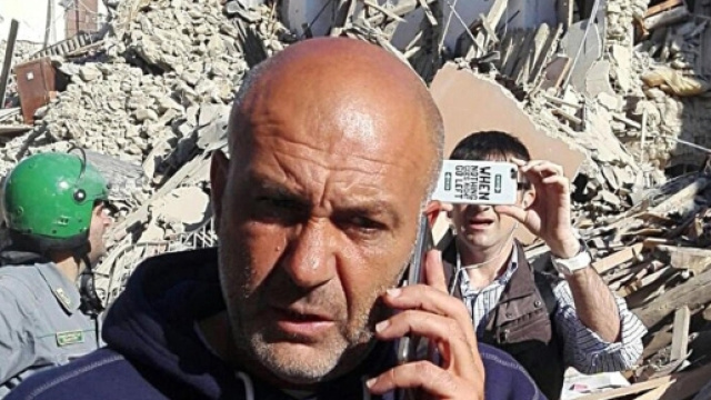 Giusto sfogo del sindaco di Amatrice, Sergio Pirozzi: non &egrave; un luogo per venire a fare selfie. Foto: tgregione.it.