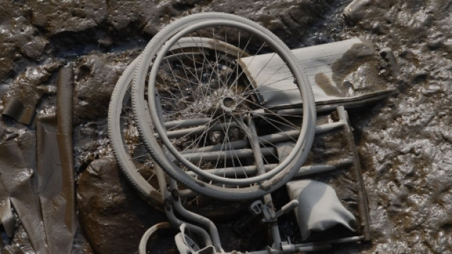 Picchiano un disabile e gettano la sua carrozzina nel lago