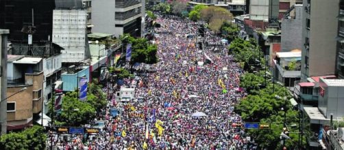 Centenares de opositores al chavismo salen a la calle para defender sus derechos Vía com.ar