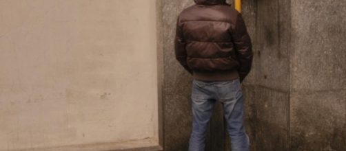Genova, urina sul muro: multa di diecimila euro