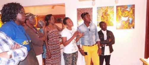 L'artiste plasticienne Eliane Bidjocka avec son public