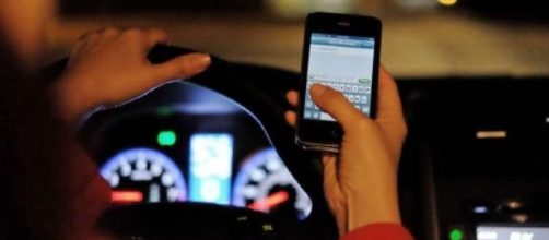 L'utilizzo dello smarthone mentre si guida è causa principale degli incidenti stradali
