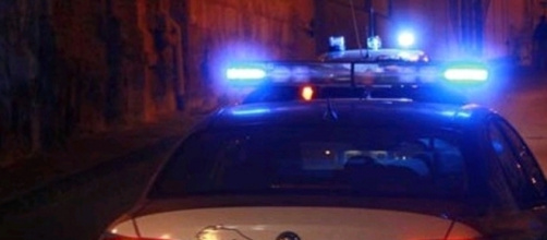 Minaccia la compagna e usa la figlia come scudo contro i poliziotti: arrestato