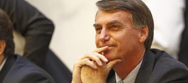 Bolsonaro cresce e assusta concorrência Bolsonaro cresce e assusta concorrência
