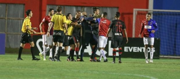 Briga aconteceu no final da partida Briga aconteceu no final da partida