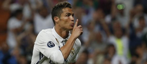 Cristiano pide silencio a los que le pitan. Cristiano pide silencio a los que le pitan.