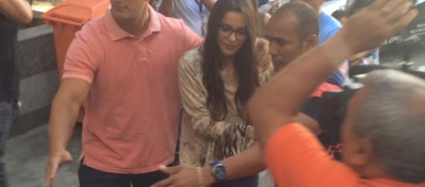 Emilly chegando a delegacia para prestar depoimento Emilly chegando a delegacia para prestar depoimento
