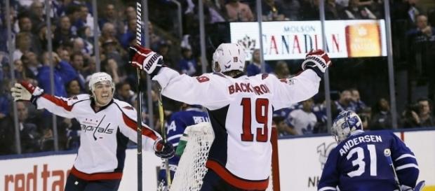 Nickas Backstrom junto a Tom Wilson, fueron los hombres clave del triunfo Capital. NHL.com. Nickas Backstrom junto a Tom Wilson, fueron los hombres clave del triunfo Capital. NHL.com.