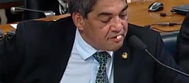 O senador Hélio José perdeu os dentes duas vezes durante discurso no Senado - Reprodução/YouTube O senador Hélio José perdeu os dentes duas vezes durante discurso no Senado - Reprodução/YouTube