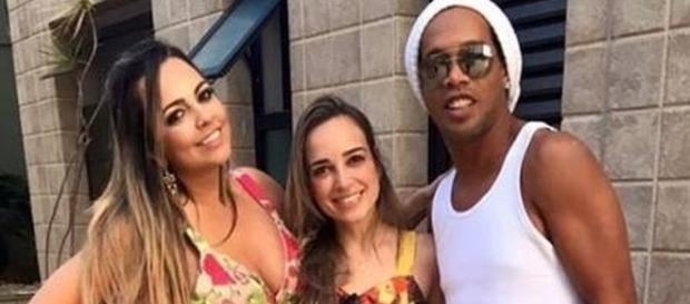 Ronaldinho com a noiva Priscilla Coelho à esquerda Ronaldinho com a noiva Priscilla Coelho à esquerda