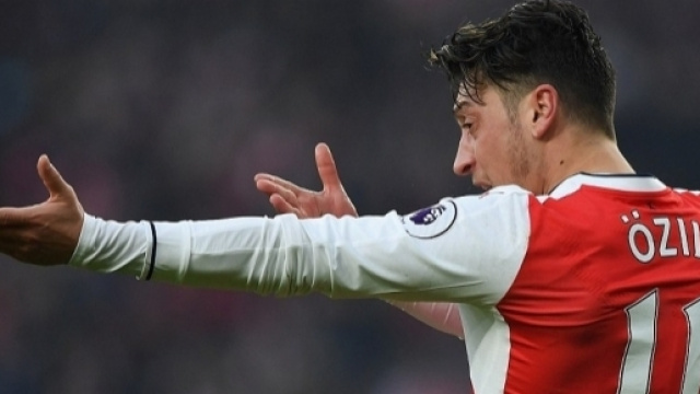 Arsenal squad enjoy evening out... but where is Ozil? | Daily Mail ... - dailymail.co.uk