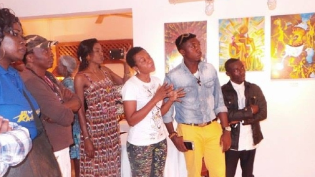 L'artiste plasticienne Eliane Bidjocka avec son public