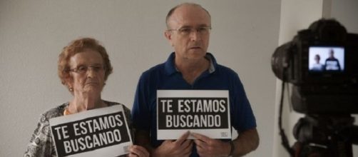 Escena del documental con dos personas buscando a sus parientes de cuyo lado fueron robados durante la dictadura franquista.
