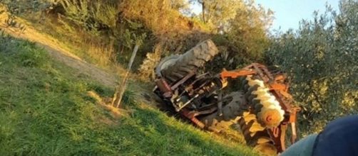 Un agricoltore di Brisighella perde la vita volando in una scarpata con il suo trattore.