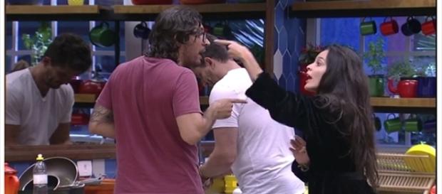Emilly e Ilmar quase se agridem (Foto: reprodução TV Globo) Emilly e Ilmar quase se agridem (Foto: reprodução TV Globo)