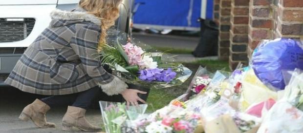 Filha da vítima leva flores ao local do assassinato Filha da vítima leva flores ao local do assassinato
