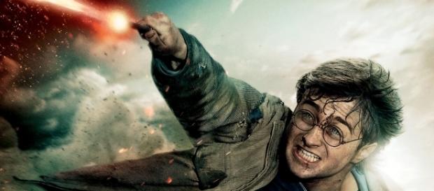 J.K.Rowling teria utilizado um recurso sutil para dar pistas da introdução das Relíquias da Morte na história de Harry Potter. J.K.Rowling teria utilizado um recurso sutil para dar pistas da introdução das Relíquias da Morte na história de Harry Potter.