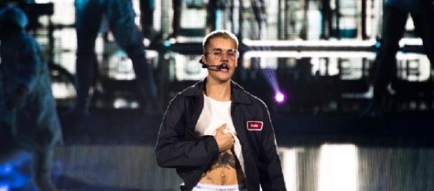 Jusin Bieber completa o show em São Paulo ovacionado, mas demonstrando apatia Jusin Bieber completa o show em São Paulo ovacionado, mas demonstrando apatia