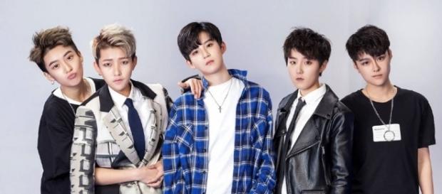 La boy band cinese di sole donne FCC-Acrush La boy band cinese di sole donne FCC-Acrush