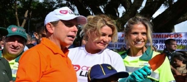 Prefeito João Doria plantou mudas em praça do Jardim Peri Peri com a atriz Adriana Galisteu Prefeito João Doria plantou mudas em praça do Jardim Peri Peri com a atriz Adriana Galisteu