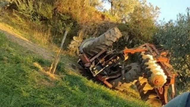 Un agricoltore di Brisighella perde la vita volando in una scarpata con il suo trattore.