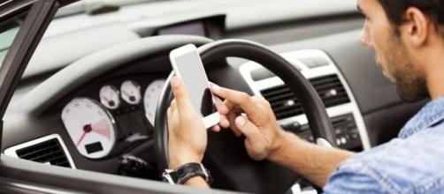 Arriva il ritiro della patente per l'uso del cellulare alla guida.