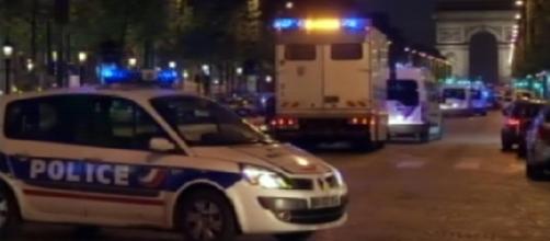 Parigi: ancora terrore sparatoria agli Champs-Elysée ucciso un poliziotto e l'assalistore