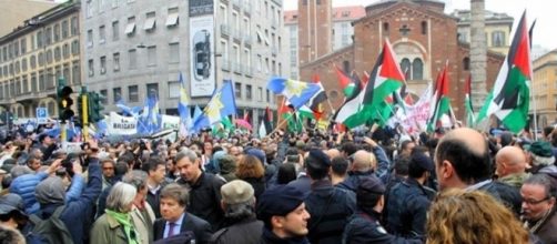 Bandiere della Brigata Ebraica e della Palestina insieme durante un corteo del 25 aprile a Milano