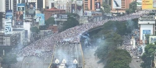 (Caracas, Il popolo venezuelano in marcia. Ph. Julio Borges)