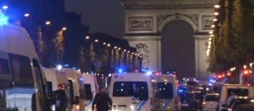 Parigi, sparatoria in centro: possibile attentato