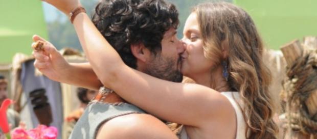 Asher e Joana se beijam - Foto: Reprodução/Record TV Asher e Joana se beijam - Foto: Reprodução/Record TV