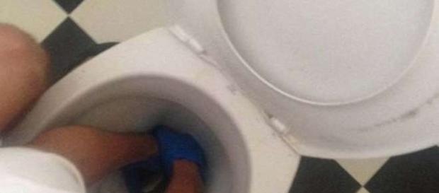 Cina, partorisce in bagno ma neonata finisce nella tazza Cina, partorisce in bagno ma neonata finisce nella tazza