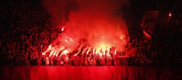 Des Ultras en action pendant un match de football Des Ultras en action pendant un match de football