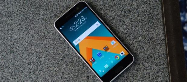 HTC U, the world's first ever squeezable smartphone is coming on May(www.technobuffalo.com/) HTC U, the world's first ever squeezable smartphone is coming on May(www.technobuffalo.com/)