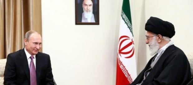 Irans Führer Khamenei mit Vladimir Putin in Teheran. (Source URG Suisse: khamanei.ir / CC BY-SA 4.0) Irans Führer Khamenei mit Vladimir Putin in Teheran. (Source URG Suisse: khamanei.ir / CC BY-SA 4.0)