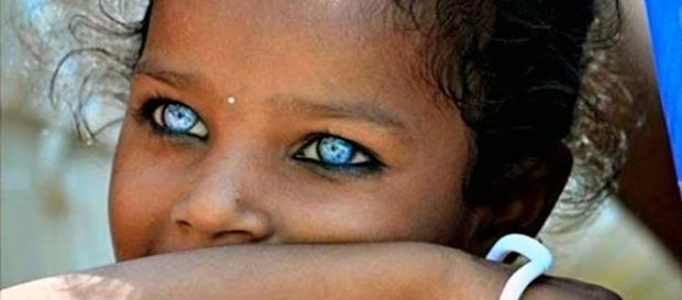 Jovem garota com olhos extremamente lindos Jovem garota com olhos extremamente lindos