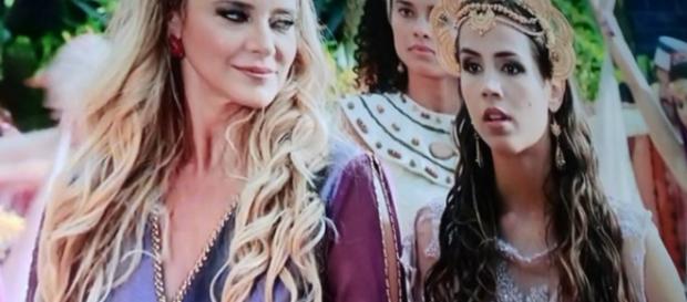 Kassaia aparece ao lado da amante do marido (Foto: Reprodução/Record TV) Kassaia aparece ao lado da amante do marido (Foto: Reprodução/Record TV)