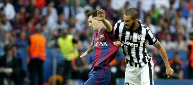 Messi y Bonucci en pleno partido Messi y Bonucci en pleno partido
