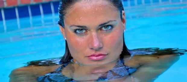 Nadadora com olhos incríveis na piscina. Nadadora com olhos incríveis na piscina.