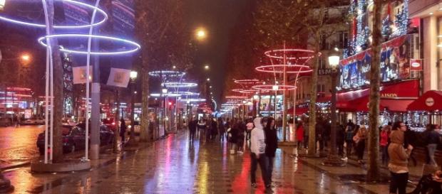 Parigi, attentato agli Champs Elysées: morto poliziotto Parigi, attentato agli Champs Elysées: morto poliziotto