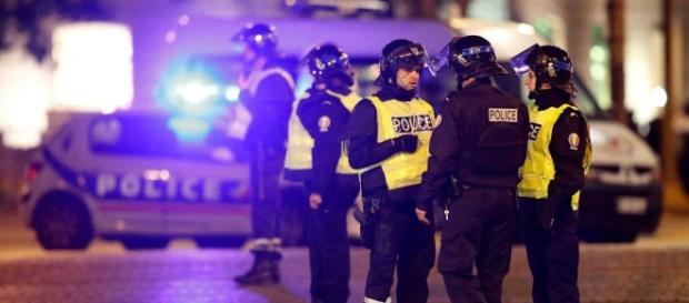 Tiroteio em Paris mata dois polícias e fere gravemente um terceiro agente. Tiroteio em Paris mata dois polícias e fere gravemente um terceiro agente.